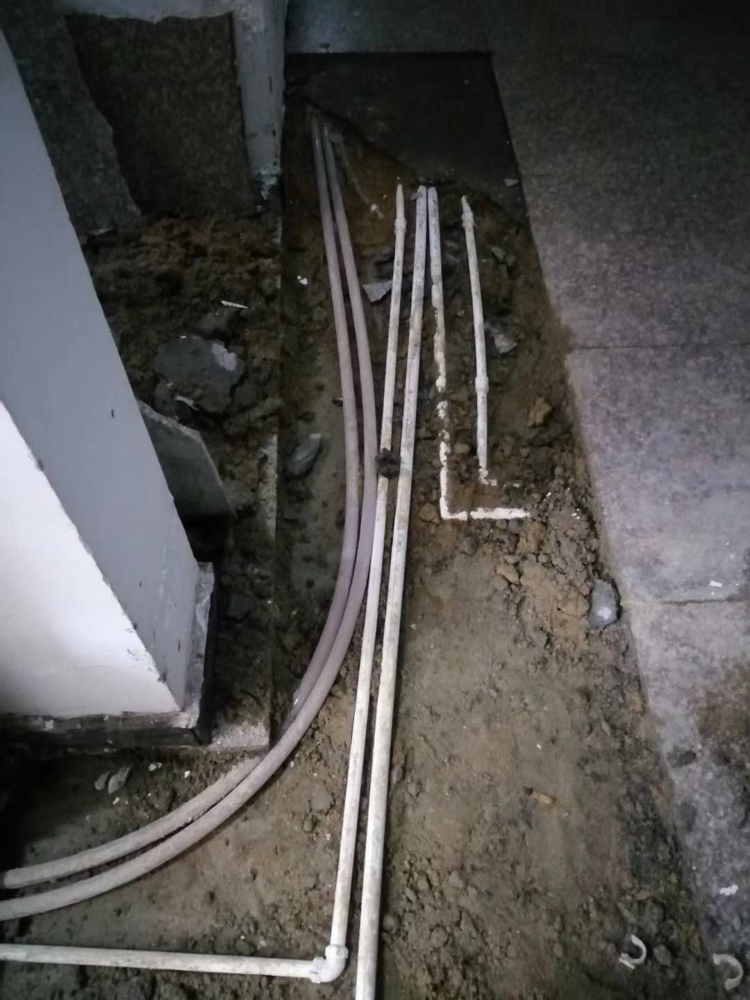 路南漏水，切勿盲目乱刨乱砸