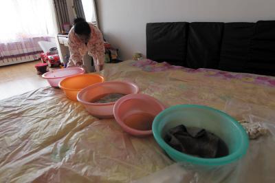 路南楼上漏水，住户失联，小区没物管，业主维权难！律师来支招……
